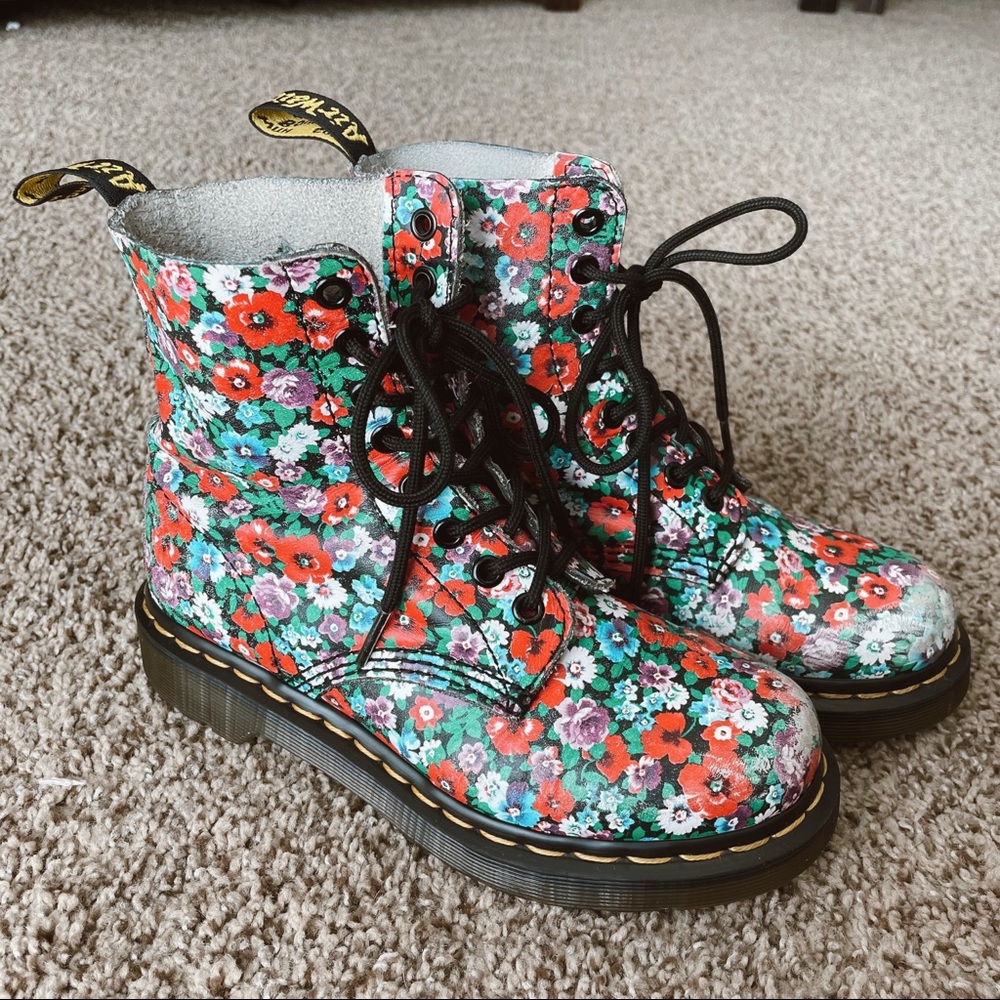 RARE FIND Doc Martin floral boots🤩